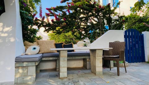 Helliniko Studios Apartment in Paros