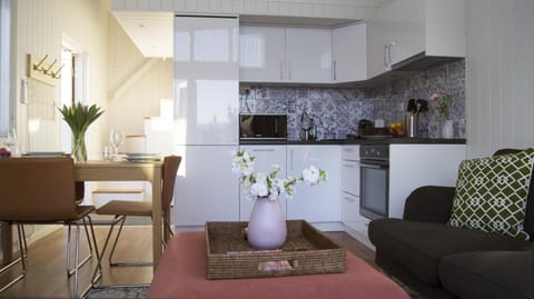 Kitchen or kitchenette, Living room, Seating area, Dining area