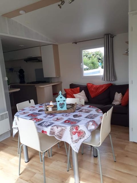 Luxueuze stacaravan 4pers met terras en tuintje Bredene (2010) House in Bredene