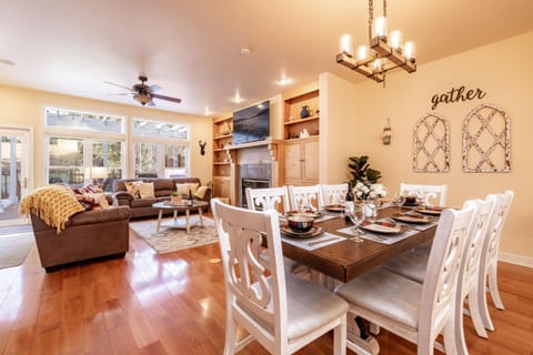 Living room, Dining area