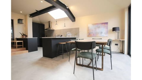 Kitchen or kitchenette, Seating area, Dining area