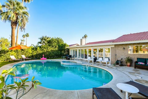 Property building, BBQ facilities, Garden, Golfcourse, Hot Tub, Dining area, Tennis court, Swimming pool, sunbed