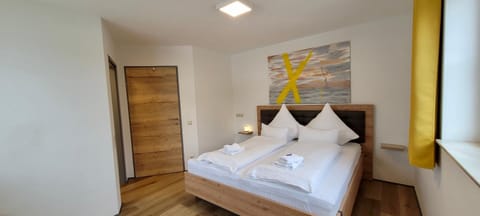 Bed, Photo of the whole room, Bedroom, Inner courtyard view, towels