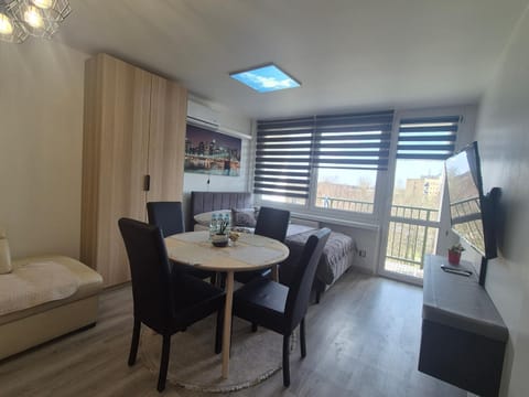Bed, TV and multimedia, Balcony/Terrace, Living room, Photo of the whole room, Seating area, Dining area, Bedroom