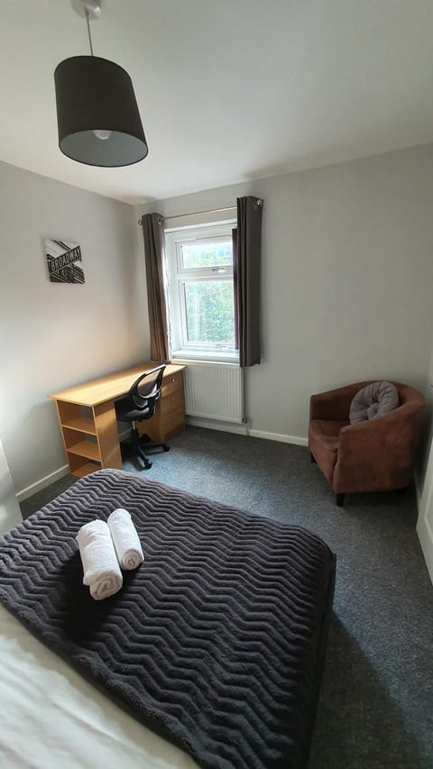 Bed, Bedroom, towels