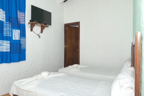 TV and multimedia, Photo of the whole room, Bedroom, towels