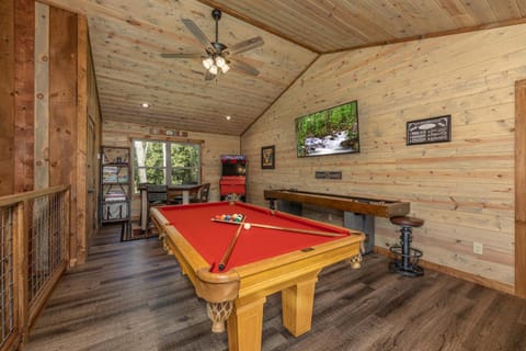 Lux Cabin Mtn Views, Flat Parking, Dog Friendly! Cabin in Pittman Center
