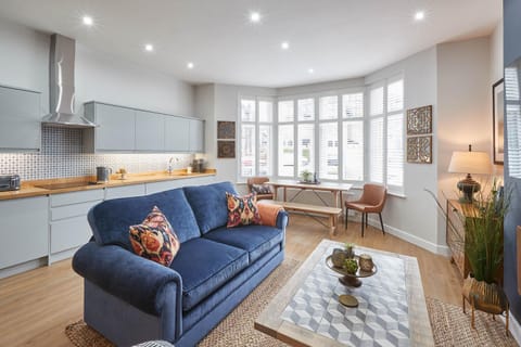 Kitchen or kitchenette, Living room, Seating area, Dining area