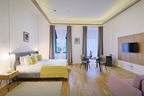 Bed, TV and multimedia, Photo of the whole room, Bedroom