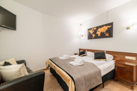 Bed, TV and multimedia, Living room, Photo of the whole room, Seating area, Bedroom