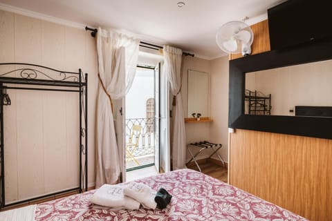Bed, TV and multimedia, Bedroom, towels