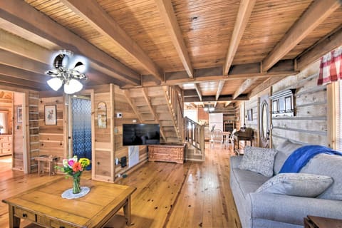 The Lake Place Cabin with Golf Cart and Free Kayaks! Cabin in Lake Hartwell