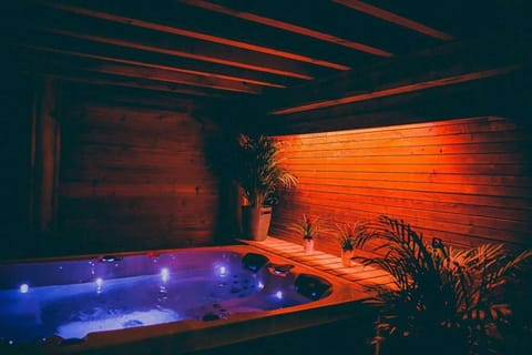 People, Hot Tub, Spa and wellness centre/facilities