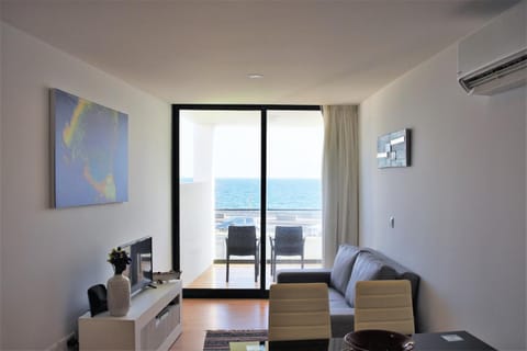 View (from property/room), Balcony/Terrace, Living room, Sea view