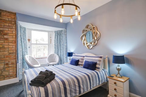 Seashell House with SEA VIEWS and FREE GYM POOL PASS House in Amble