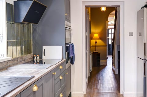 Seashell House with SEA VIEWS and FREE GYM POOL PASS House in Amble