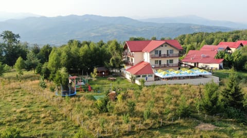 Property building, Spring, Day, Natural landscape, Garden, Garden view, Mountain view, Swimming pool