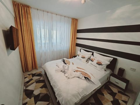 Bed, TV and multimedia, Photo of the whole room, Bedroom, towels