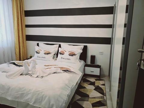 Bed, Photo of the whole room, Bedroom, locker, towels