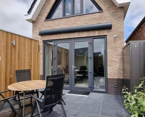 Property building, Garden, Balcony/Terrace, Garden view