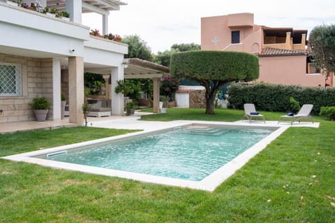 Property building, Garden, Garden view, Pool view, Swimming pool, sunbed