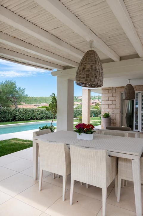 Patio, Natural landscape, Garden, View (from property/room), Balcony/Terrace, Dining area, Garden view, Pool view, Swimming pool