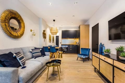 Kitchen or kitchenette, Living room, Seating area, Dining area