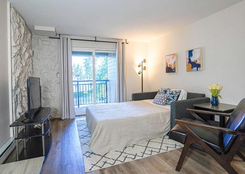 Modern Cozy next to Microsoft, Queen Bed, Parking House in Redmond