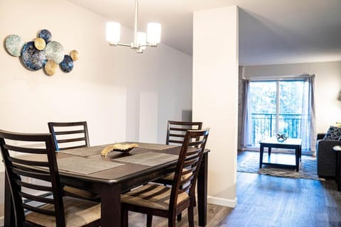 Modern Cozy next to Microsoft, Queen Bed, Parking House in Redmond