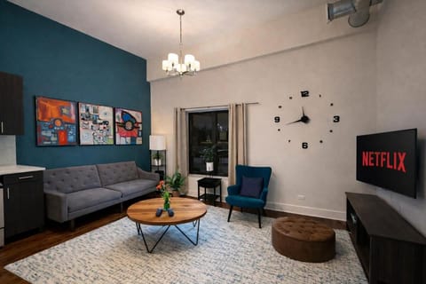 McCormick Place 420 Friendly 3BR in Downtown Chicago with Optional Parking Sleeps 8 Guests Near Soldier Field, Grant Park and Lakefront Trail Apartment in South Loop