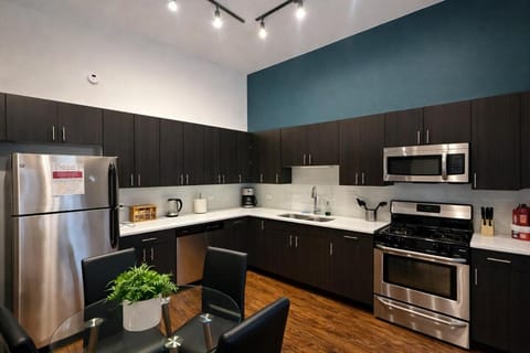 McCormick Place 420 Friendly 3BR in Downtown Chicago with Optional Parking Sleeps 8 Guests Near Soldier Field, Grant Park and Lakefront Trail Apartment in South Loop