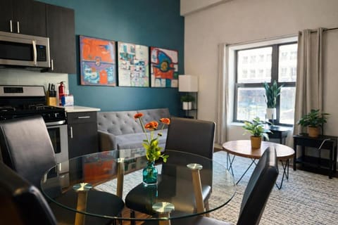 McCormick Place 420 Friendly 3BR in Downtown Chicago with Optional Parking Sleeps 8 Guests Near Soldier Field, Grant Park and Lakefront Trail Apartment in South Loop