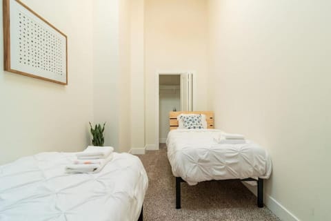 McCormick Place 420 Friendly 3BR in Downtown Chicago with Optional Parking Sleeps 8 Guests Near Soldier Field, Grant Park and Lakefront Trail Apartment in South Loop