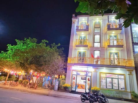 Property building, Night, People, City view, Location, group of guests