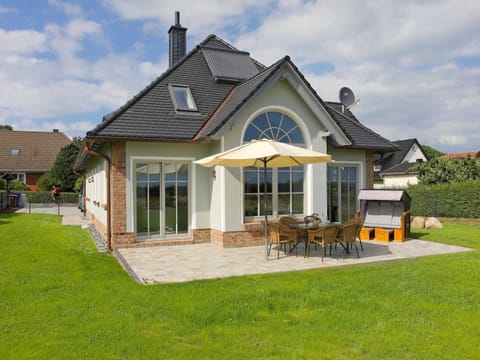 Property building, Garden, Balcony/Terrace