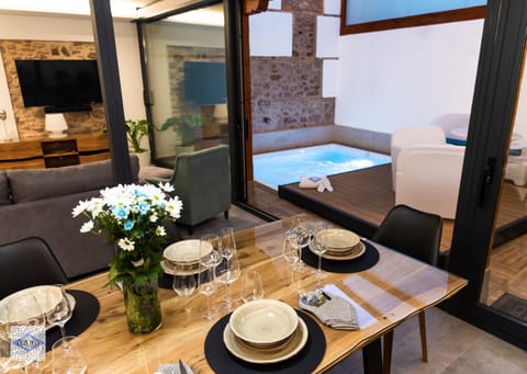 Dining area, Pool view