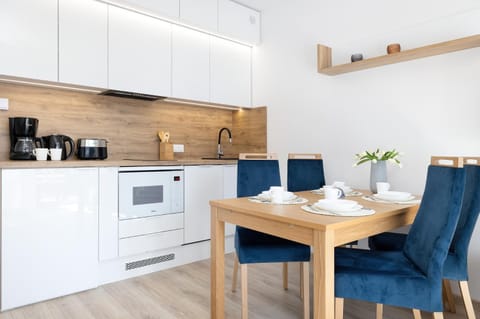 Coffee/tea facilities, Kitchen or kitchenette, Dining area, Communal kitchen