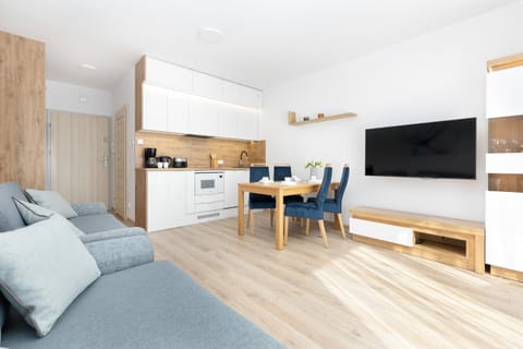 Communal lounge/ TV room, TV and multimedia, Kitchen or kitchenette, Living room, Seating area, Dining area, Communal kitchen