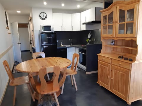 Kitchen or kitchenette, Dining area, dishwasher, minibar, pet friendly, stove