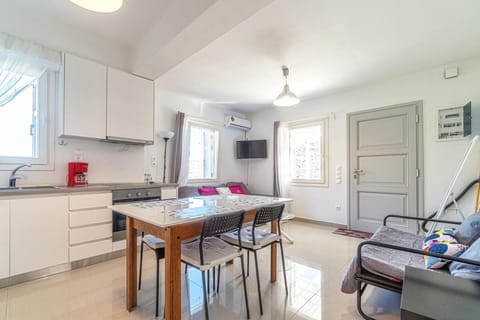 TV and multimedia, Kitchen or kitchenette, Living room, Seating area, oven, stove
