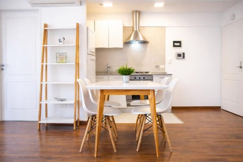 Kitchen or kitchenette, Dining area, oven