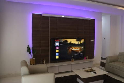TV and multimedia, Living room, Seating area, Evening entertainment