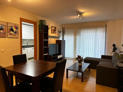 Seating area, Dining area, air conditioner