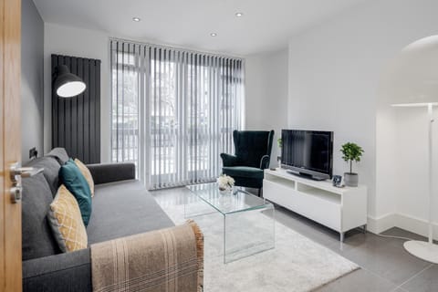 Communal lounge/ TV room, TV and multimedia, Living room, Seating area, Evening entertainment