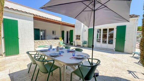 Property building, Patio, Dining area