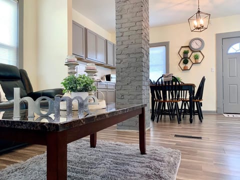 Cozy 3BR 1BA Short drive to Niagara Falls House in Niagara Falls