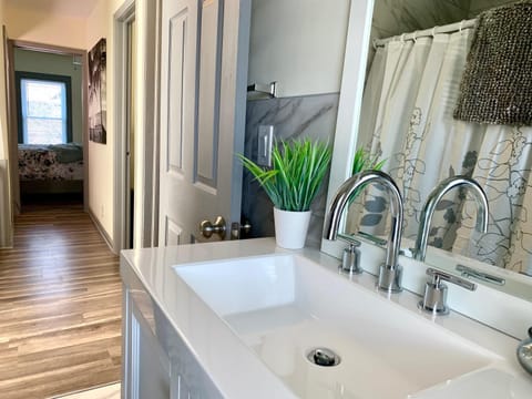 Cozy 3BR 1BA Short drive to Niagara Falls House in Niagara Falls