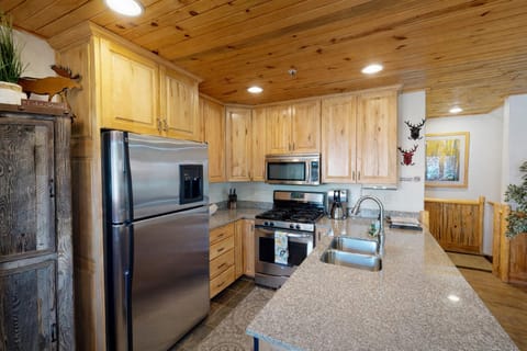 Timberwolf Lodge 6 cabin Cabin in Snyderville