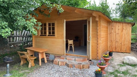 Shower, Property building, Patio, Spring, Day, Garden, Bathroom, Dining area, Garden view