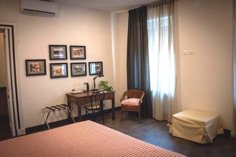 Bed, Photo of the whole room, Seating area, Bedroom, air conditioner